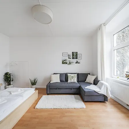 Cosy Calm Near Center *