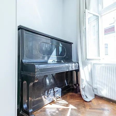 Amazing 3 Bedroom Apt, 15 Min To Landstrasse Hub Apartment *