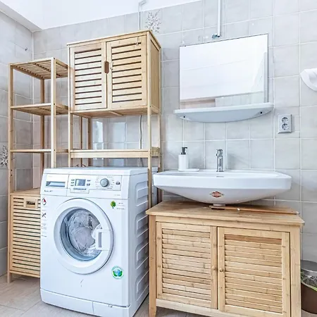 Amazing 3 Bedroom Apt, 15 Min To Landstrasse Hub Apartment