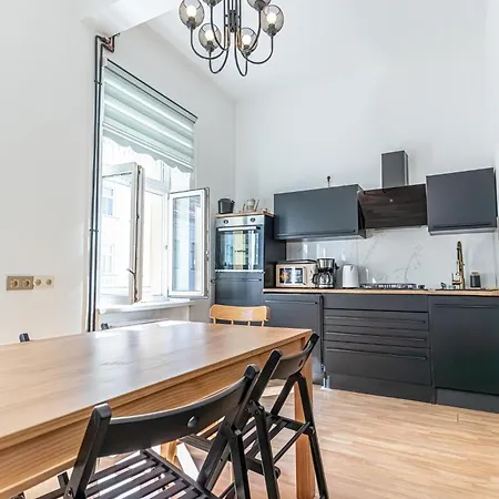 Amazing 3 Bedroom Apt, 15 Min To Landstrasse Hub Apartment *