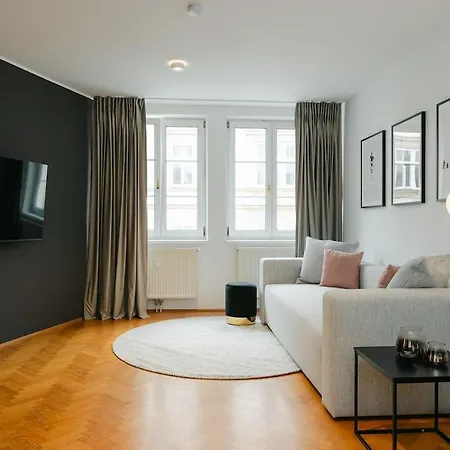 Cozy Corner Perfect For 4 To 6 Hip Area And Parking *