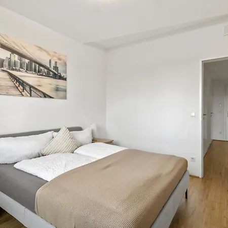 At Hauptbahnhof, Close To Belvedere I Balcony With A View Apartment *