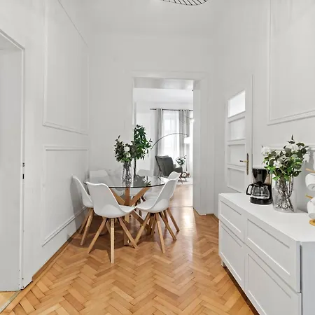 Apartment Long Term I 2 Min To U1 Columbusplatz I High Speed Wifi *