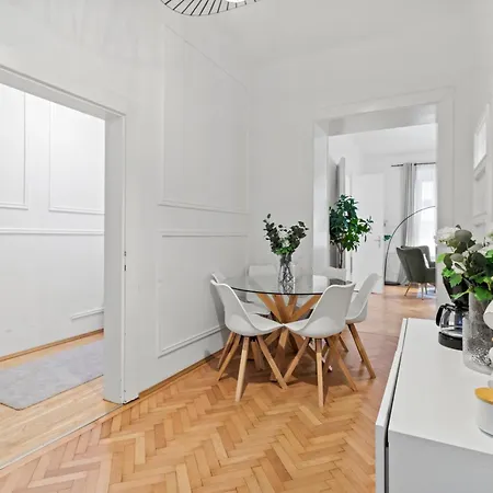 Long Term I 2 Min To U1 Columbusplatz I High Speed Wifi Vienna