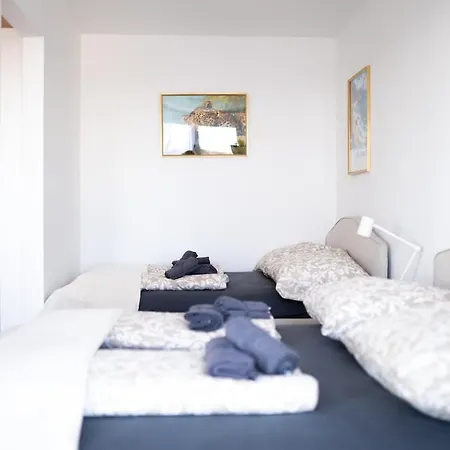 Apartment Premium Design With Balcony & Free Parking *