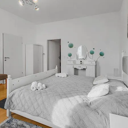 Apartment Three-bedroom Delight, King-size Beds Vienna