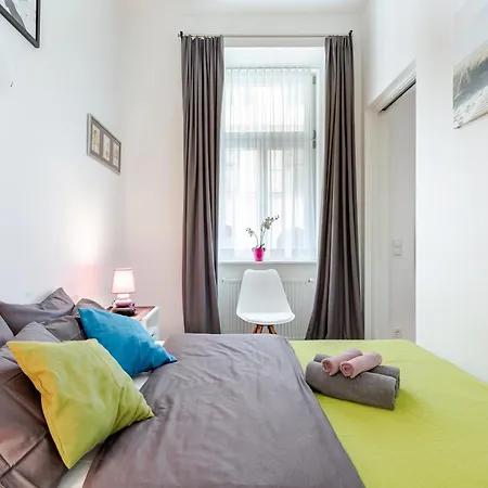 Chic Parisienne A - French Flair In The Heart Of Apartment