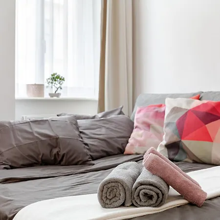 Chic Parisienne A - French Flair In The Heart Of Apartment