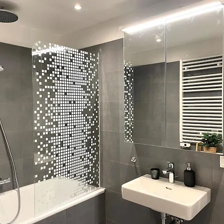 Rooftop Modern With Free Parking Apartment *