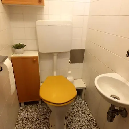 Wolfs Balkonruhe, Geraeumig S-bahn Krottenbach Homestay Vienna