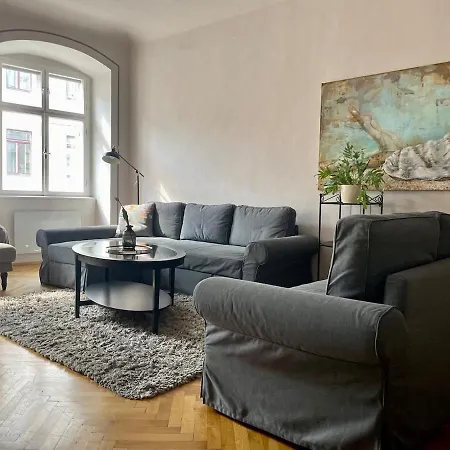 Charming With Two Bedrooms Apartmán