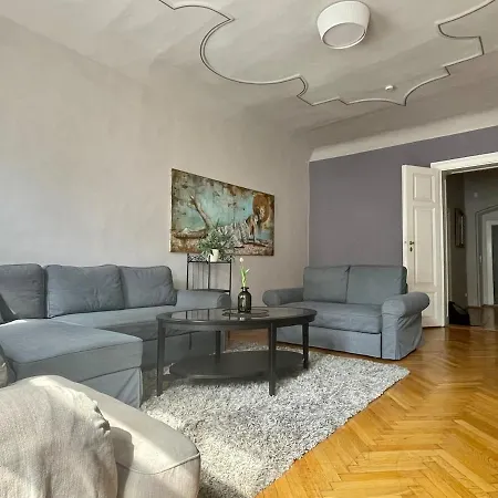 Charming With Two Bedrooms Apartmán