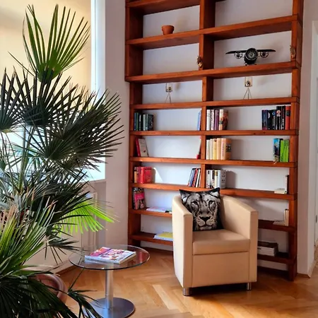 Sunny And Spacious Near Centre