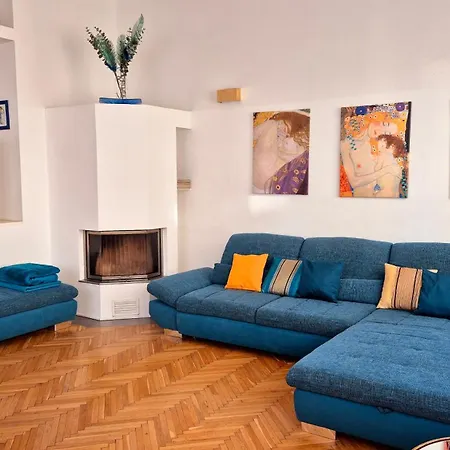 Sunny And Spacious Near Centre Apartment *