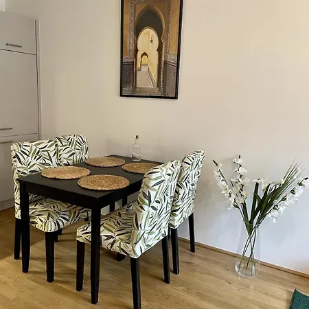 Kunsthaus Und Hundertwasserhaus Nebenan L Hg26 Apartment