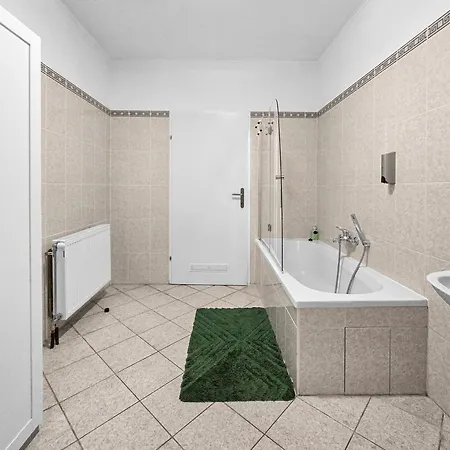 Spacious Three-bedroom, Three King-size Beds Апартаменты *