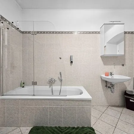 Spacious Three-bedroom, Three King-size Beds *