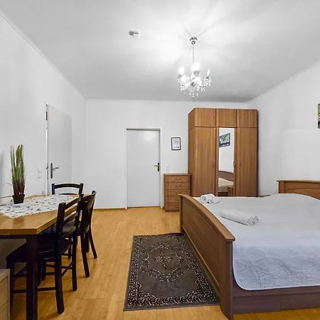 Spacious Three-bedroom, Three King-size Beds Апартаменты