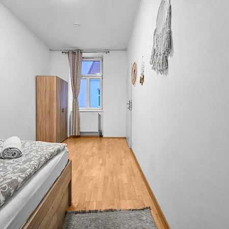 Spacious Three-bedroom, Three King-size Beds Вена
