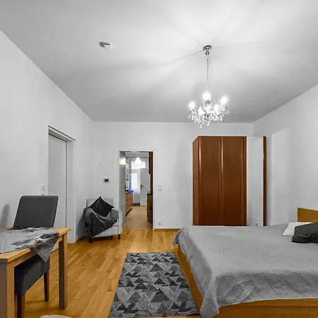 Three-bedroom, Three King-size Bed Retreat * Vienna