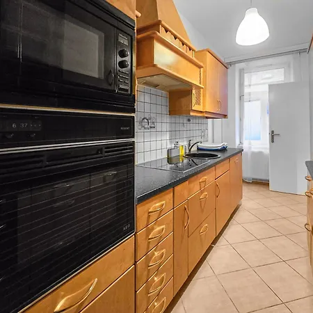 Three-bedroom, Three King-size Bed Retreat Apartment *