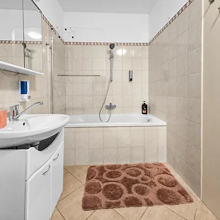 Three-bedroom, Three King-size Bed Retreat Apartment Vienna