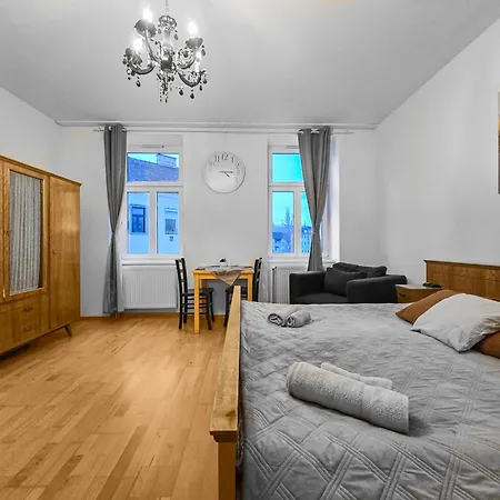 Three-bedroom, Three King-size Bed Retreat * Vienna