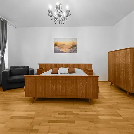 Apartment Three-bedroom, Three King-size Bed Retreat *