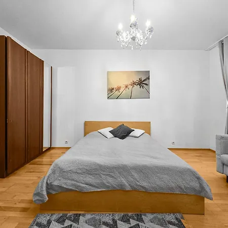 Apartment Three-bedroom, Three King-size Bed Retreat