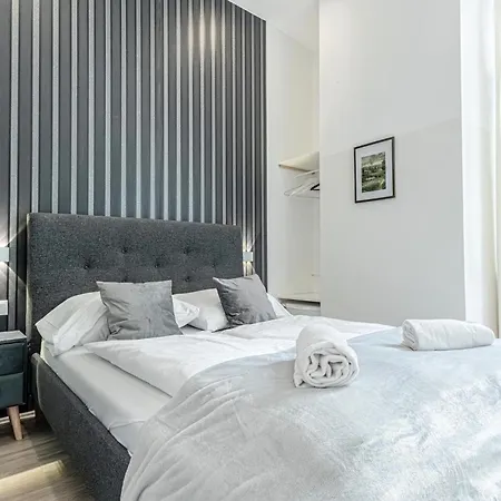 Apartment Shopping Paradise 9br Complex Ideal For 22 People