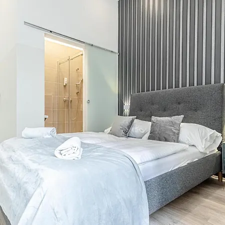Apartment Shopping Paradise 9br Complex Ideal For 22 People