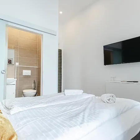 Apartment Shopping Paradise 9br Complex Ideal For 22 People