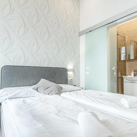 Apartment Shopping Paradise 9br Complex Ideal For 22 People *