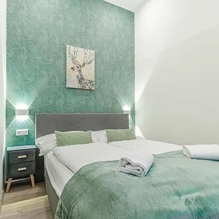 Apartment Shopping Paradise 9br Complex Ideal For 22 People Vienna