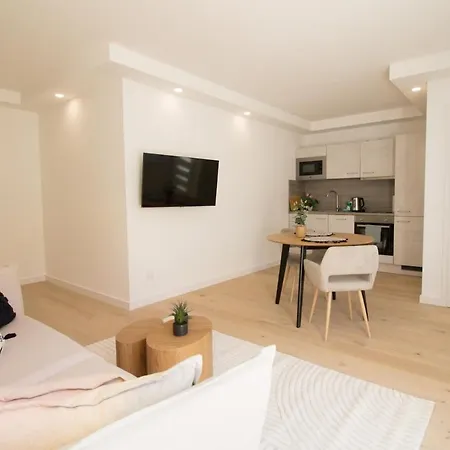 Apartment Cozy With Wooden Accents & Terrace L Jos16 *