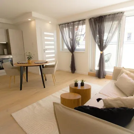Apartment Cozy With Wooden Accents & Terrace L Jos16