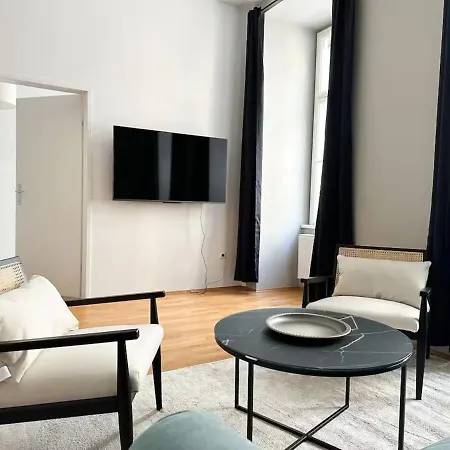 Long Term I 7 Minutes To Inner I At Metro Apartment