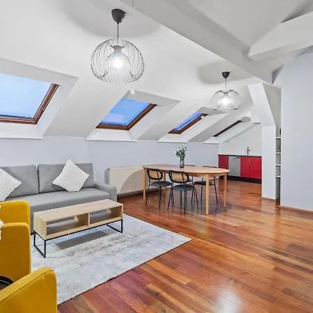Spacious Next To Shopping Mall Apartment *