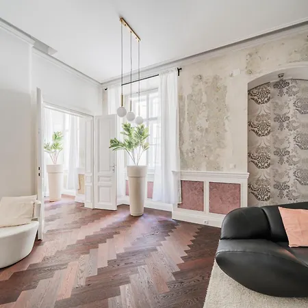 Apartment Luxury Designer In Center Of *