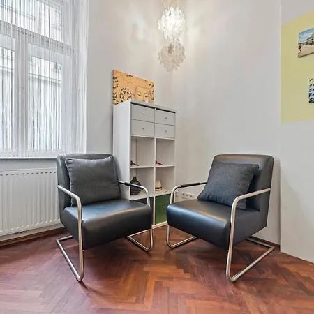 2 Bedroom Vintage Apartment, Garden, Near Schoenbrunn Apartment *