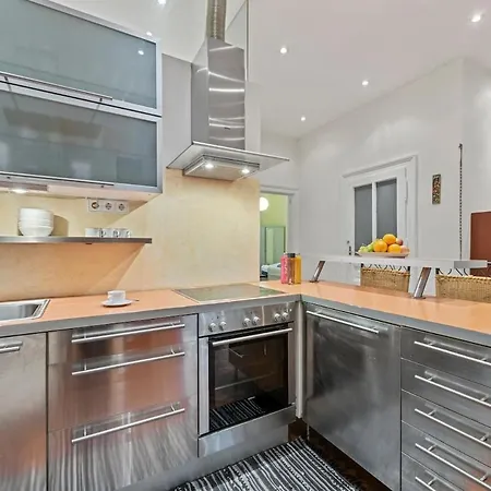 2 Bedroom Vintage Apartment, Garden, Near Schoenbrunn *