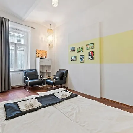 2 Bedroom Vintage Apartment, Garden, Near Schoenbrunn Apartment