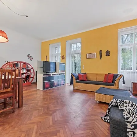 Apartment 2 Bedroom Vintage Apartment, Garden, Near Schoenbrunn Vienna