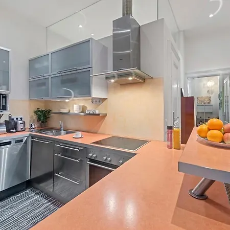 2 Bedroom Vintage Apartment, Garden, Near Schoenbrunn Vienna