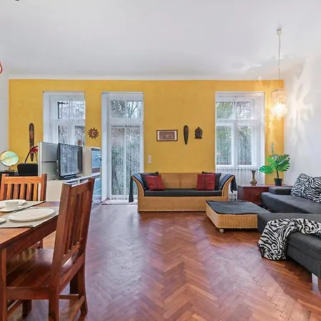 Apartment 2 Bedroom Vintage Apartment, Garden, Near Schoenbrunn