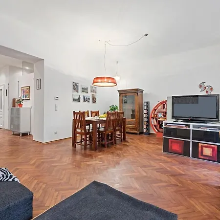 2 Bedroom Vintage Apartment, Garden, Near Schoenbrunn Apartment Vienna