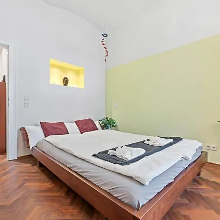 Apartment 2 Bedroom Vintage Apartment, Garden, Near Schoenbrunn Vienna