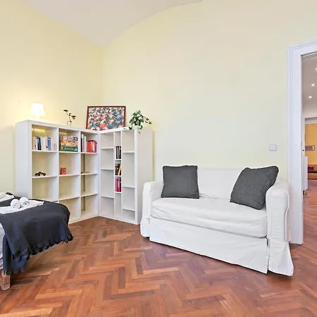 2 Bedroom Vintage Apartment, Garden, Near Schoenbrunn Apartment *