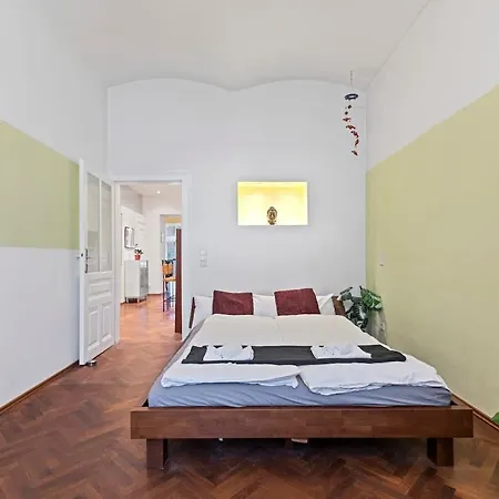 2 Bedroom Vintage Apartment, Garden, Near Schoenbrunn *