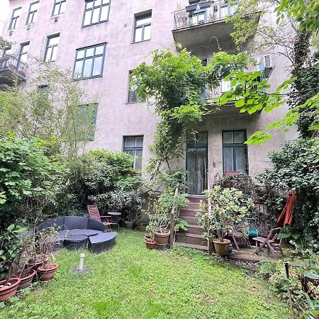 Apartment 2 Bedroom Vintage Apartment, Garden, Near Schoenbrunn Vienna